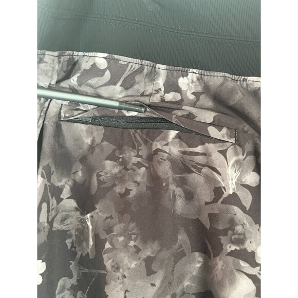 Athleta Brooklyn Floral Print Shorts Size 16 Black Gray Athletic Exercise SPF 50 - Picture 8 of 13